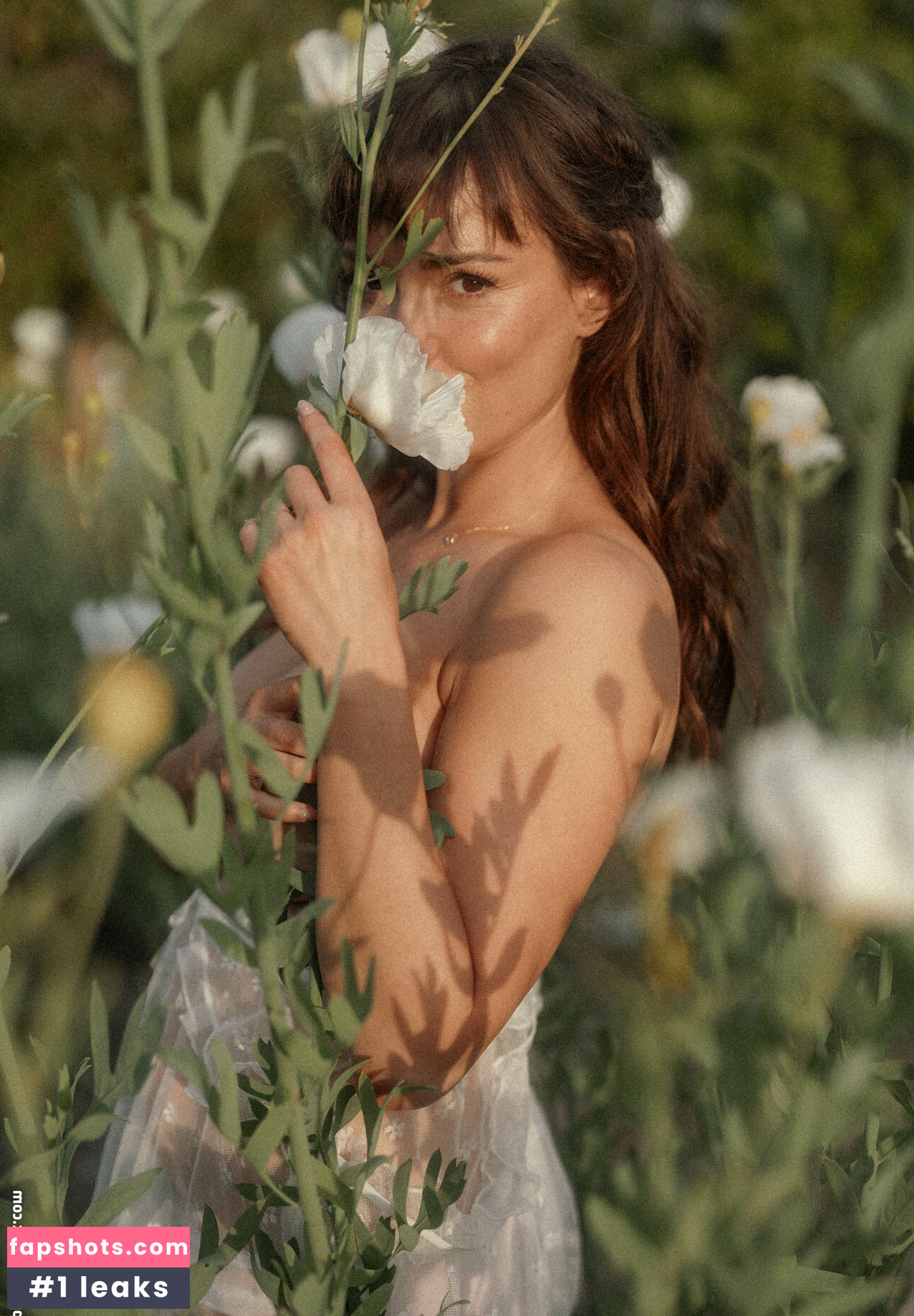 Milana Vayntrub gallery photo #68