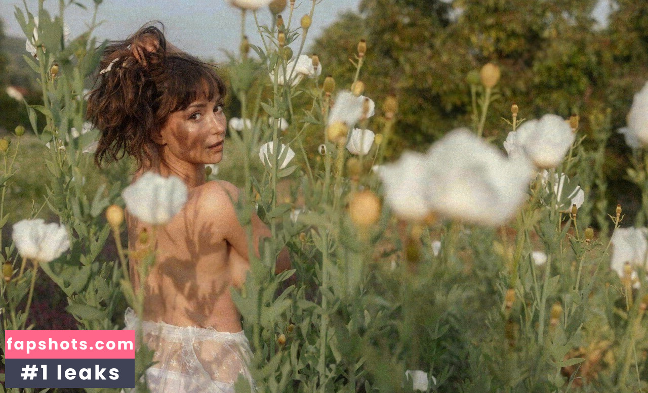 Milana Vayntrub gallery photo #73