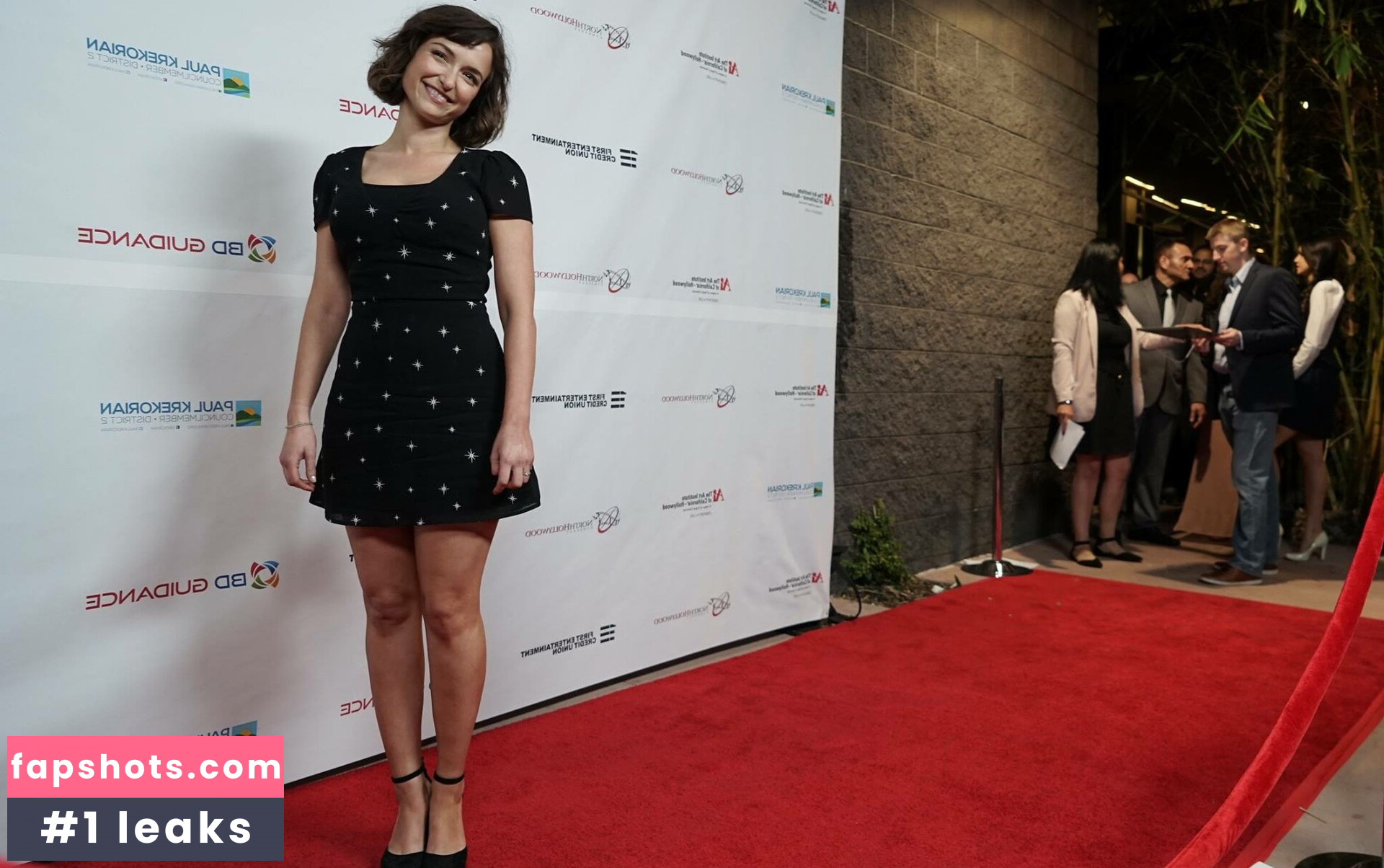 Milana Vayntrub gallery photo #77