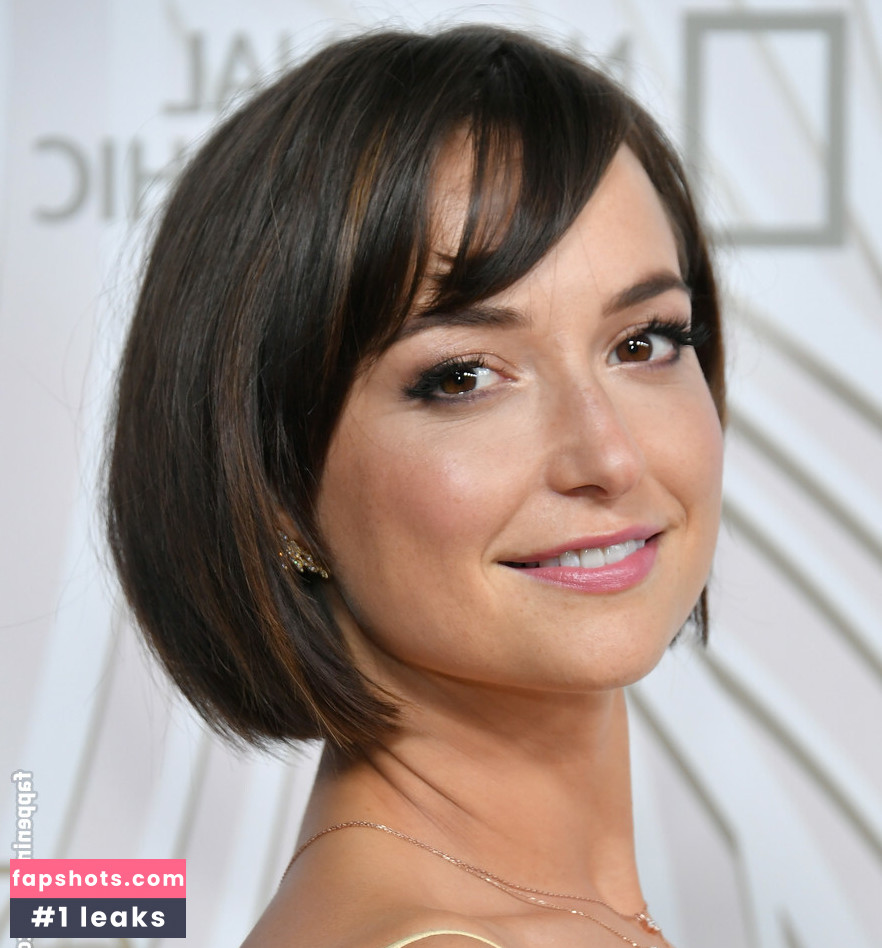 Milana Vayntrub gallery photo #79