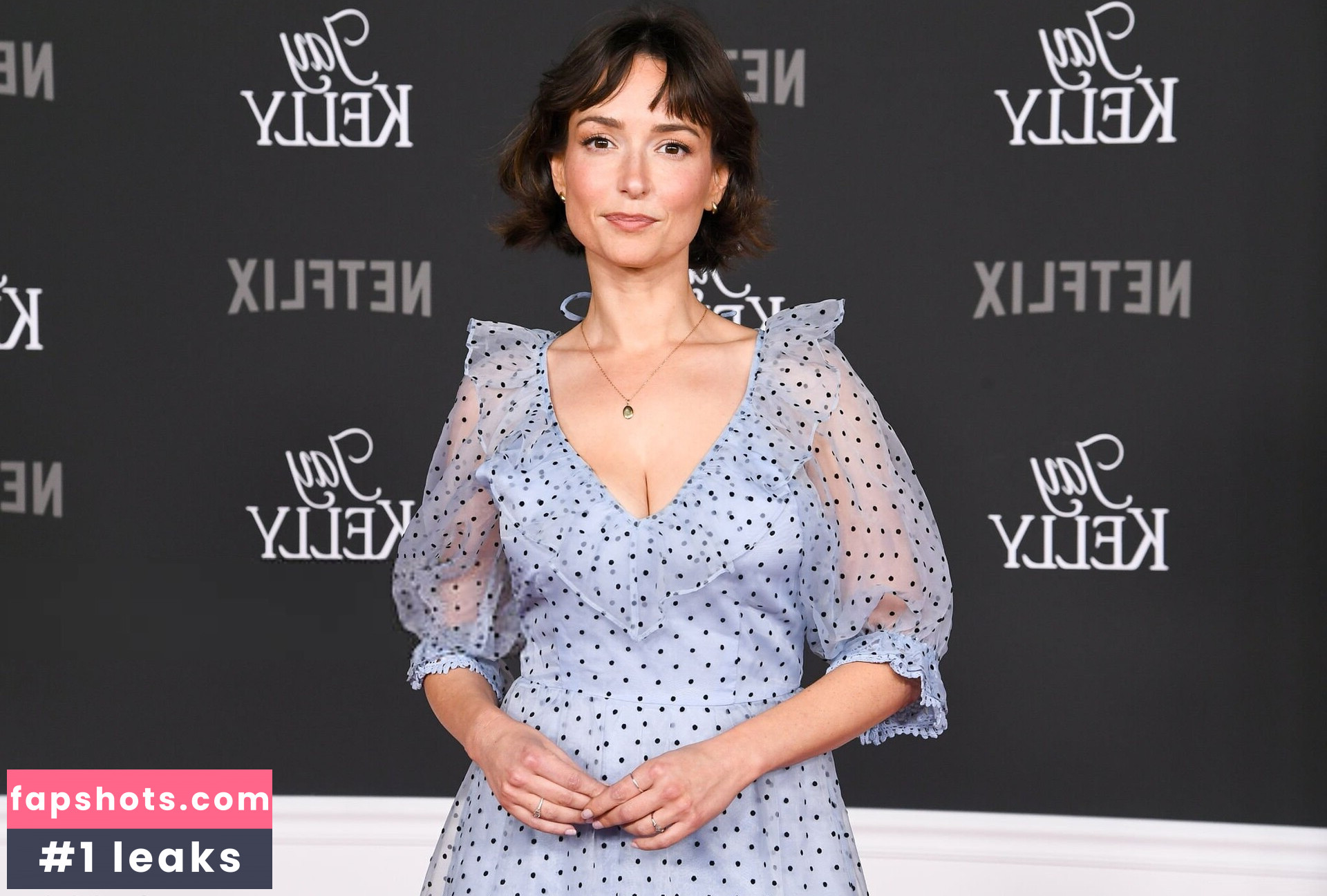 Milana Vayntrub gallery photo #10