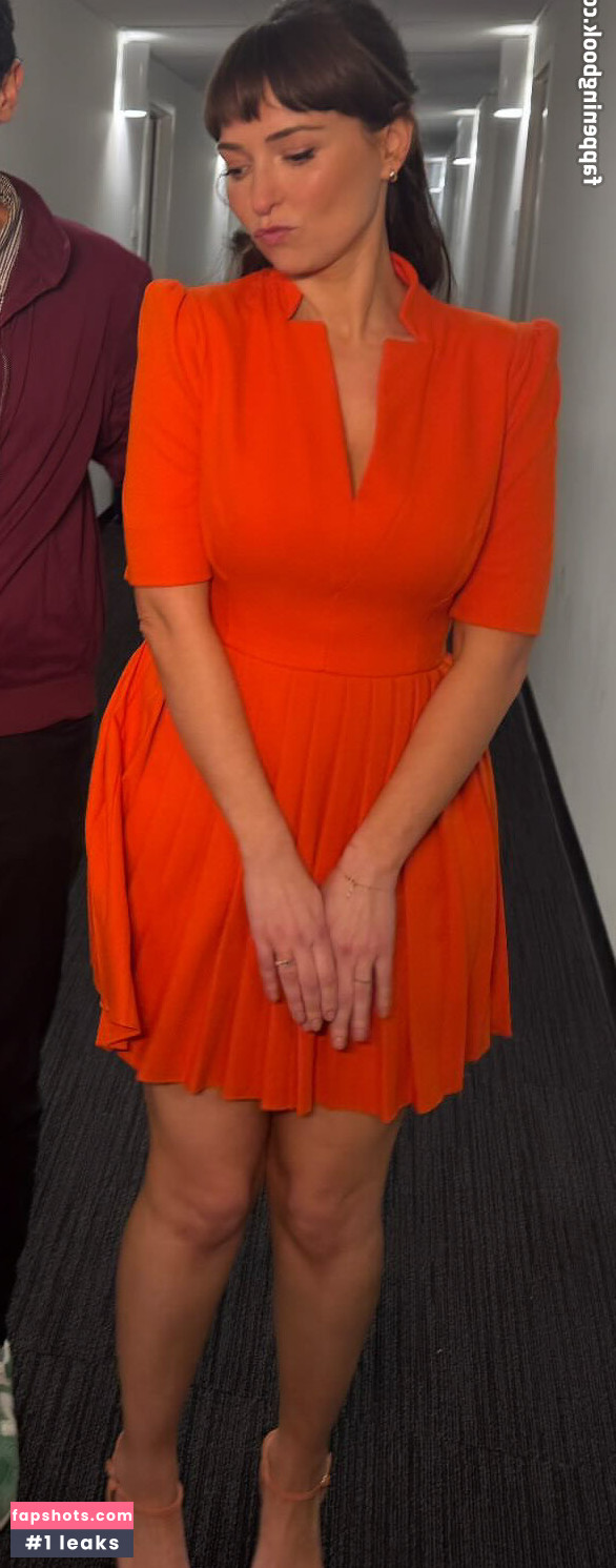 Milana Vayntrub gallery photo #95