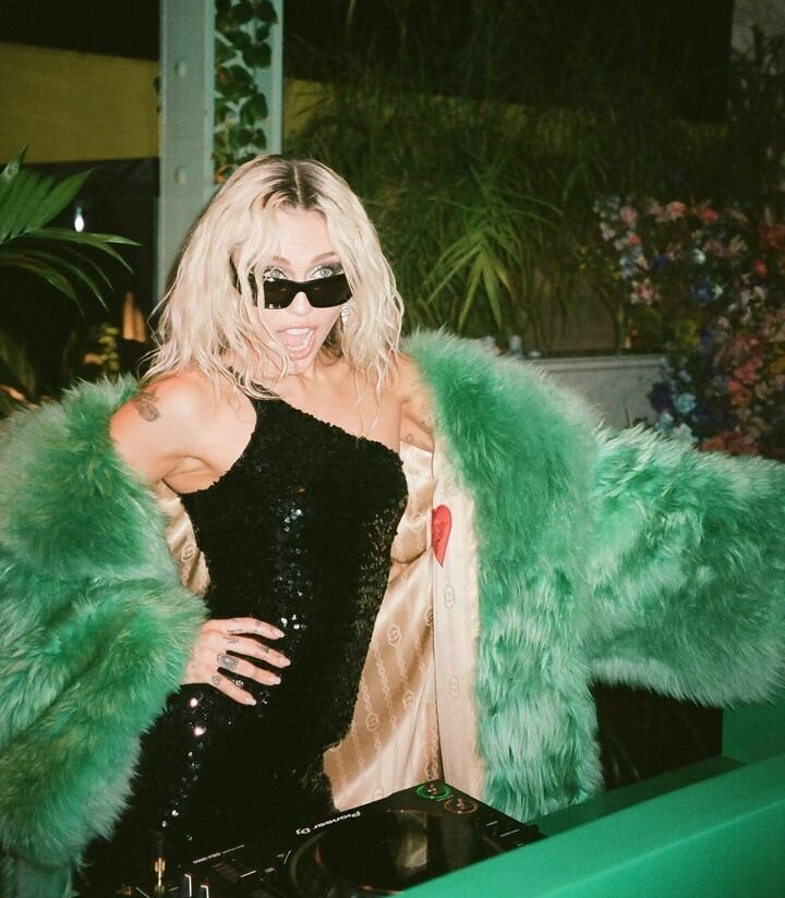 miley-cyrus gallery photo #1589