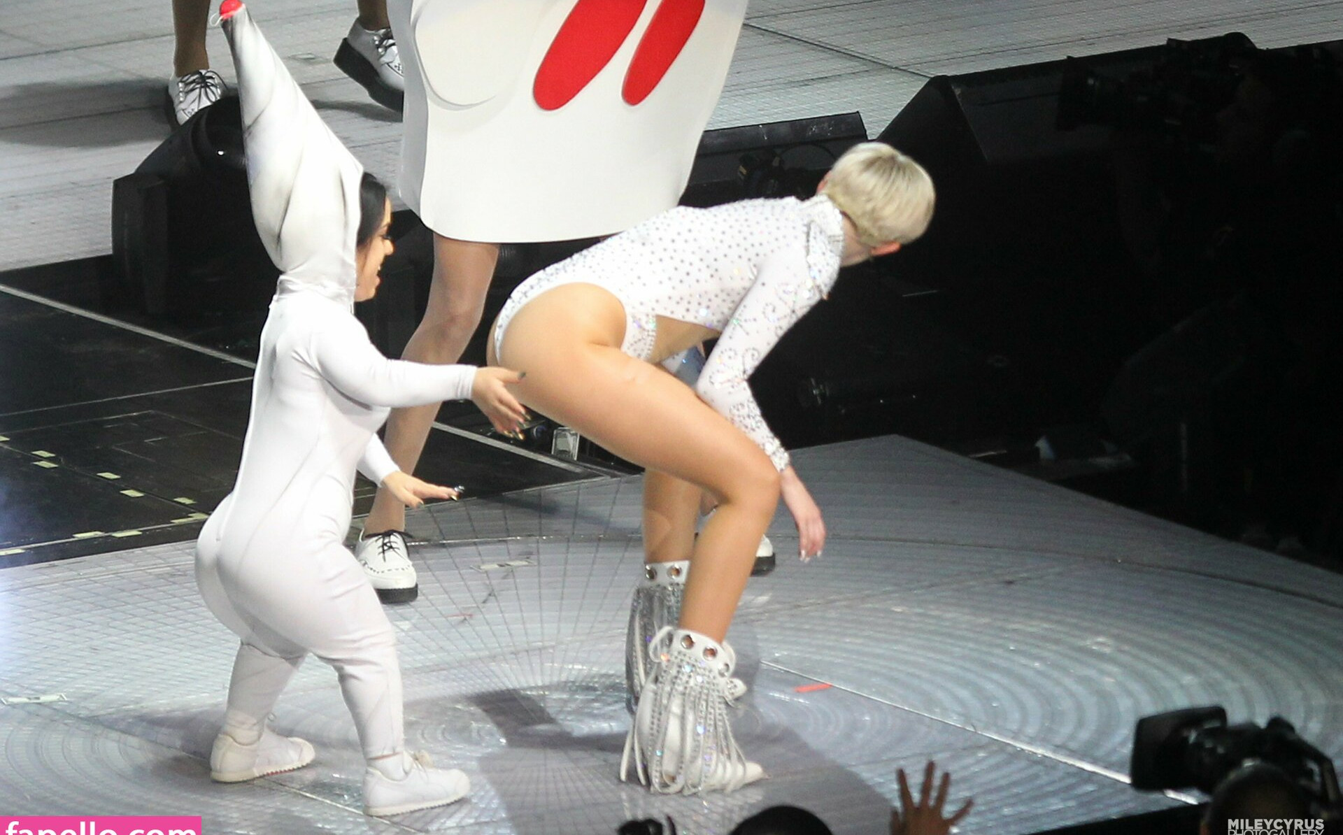 miley-cyrus Nude Leaks OnlyFans Photos #2619 - LeakJerk