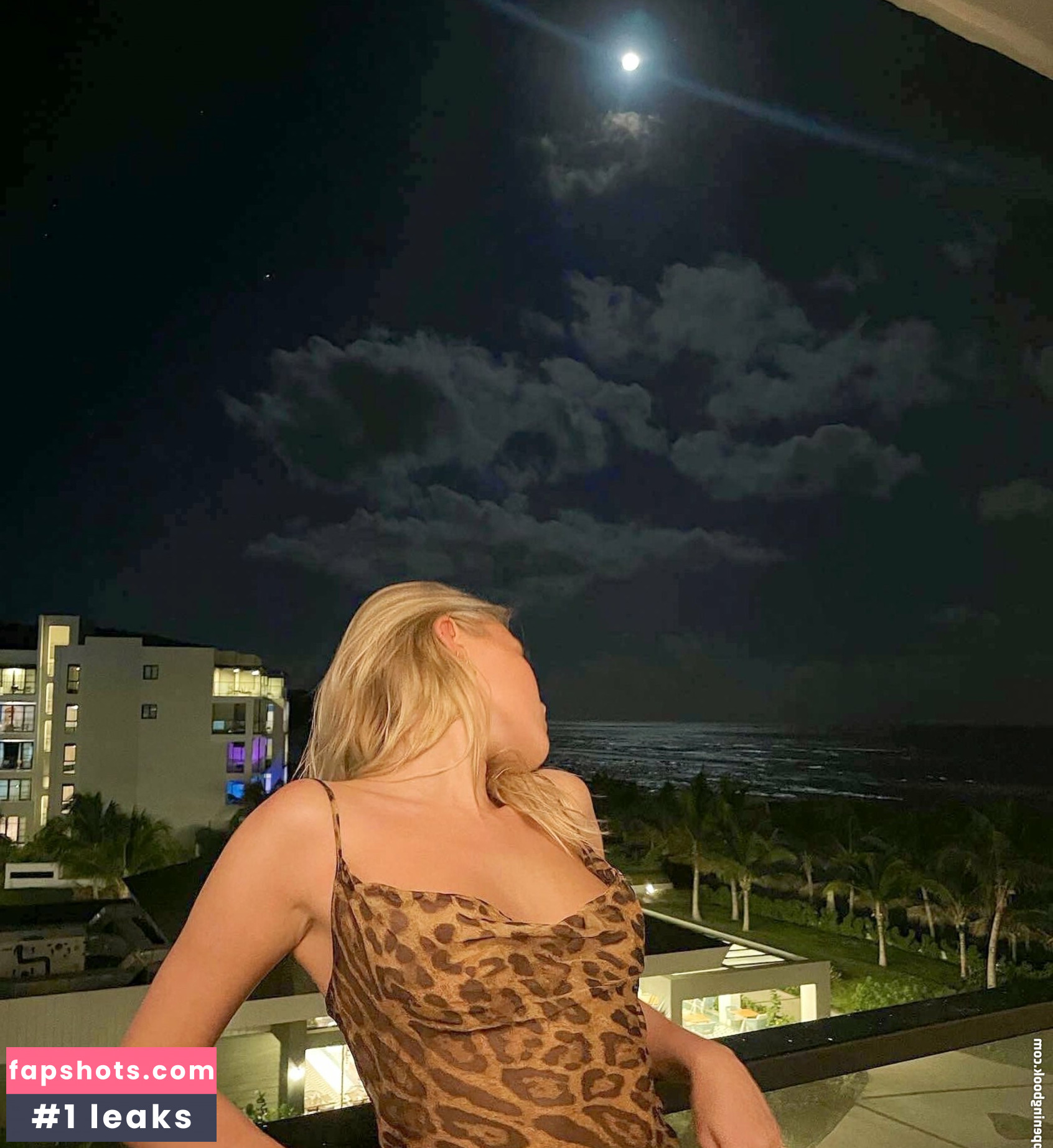 Mimi Slinger gallery photo #19