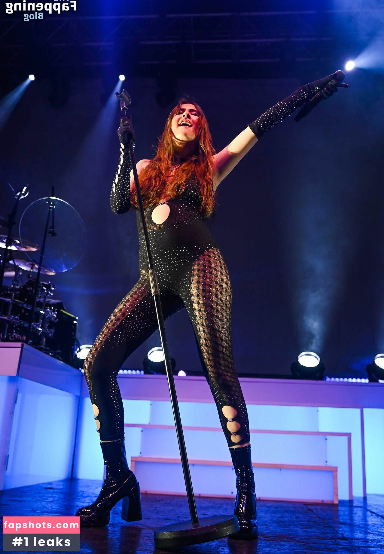 Mimi Webb gallery photo #18