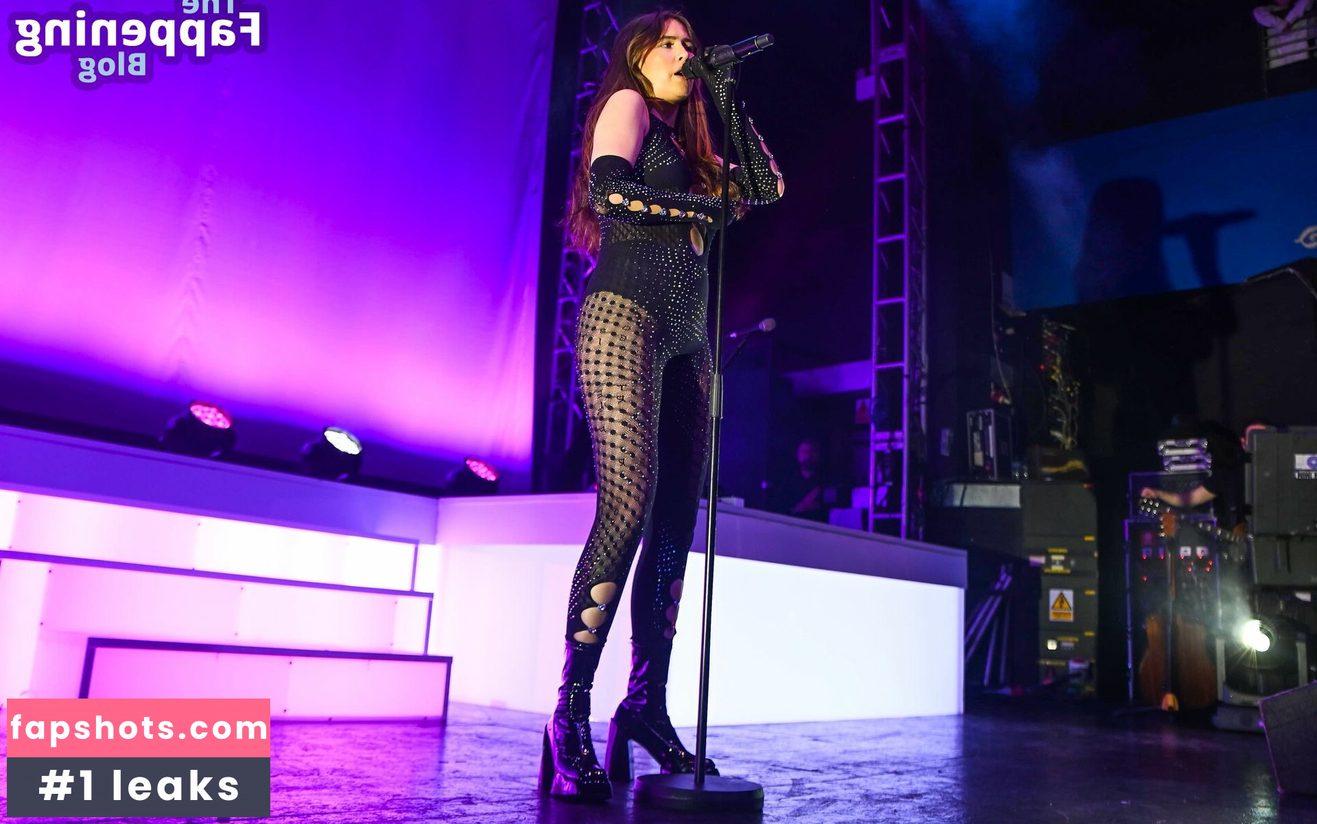 Mimi Webb gallery photo #7