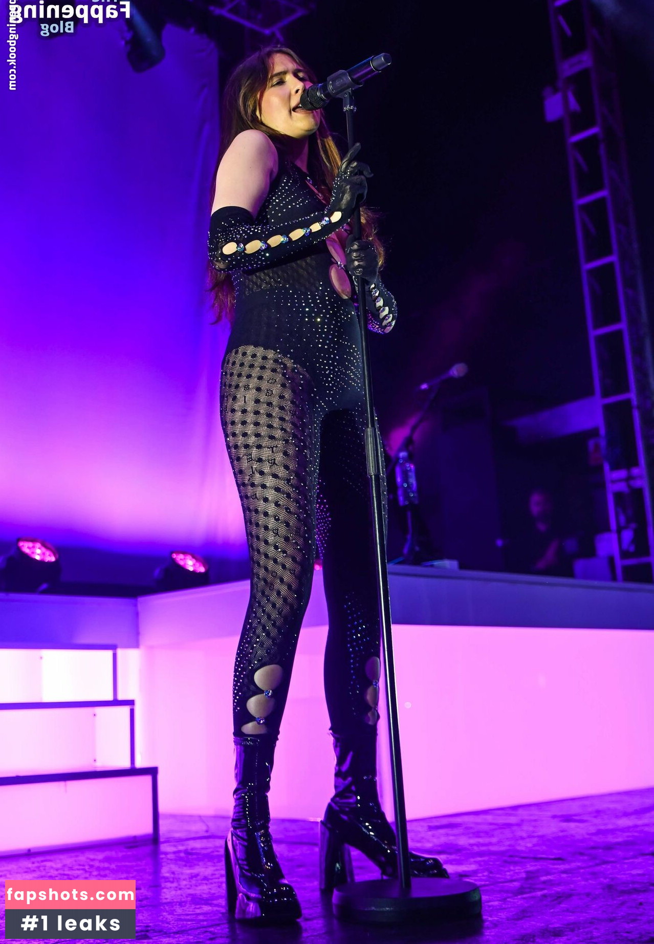 Mimi Webb gallery photo #8