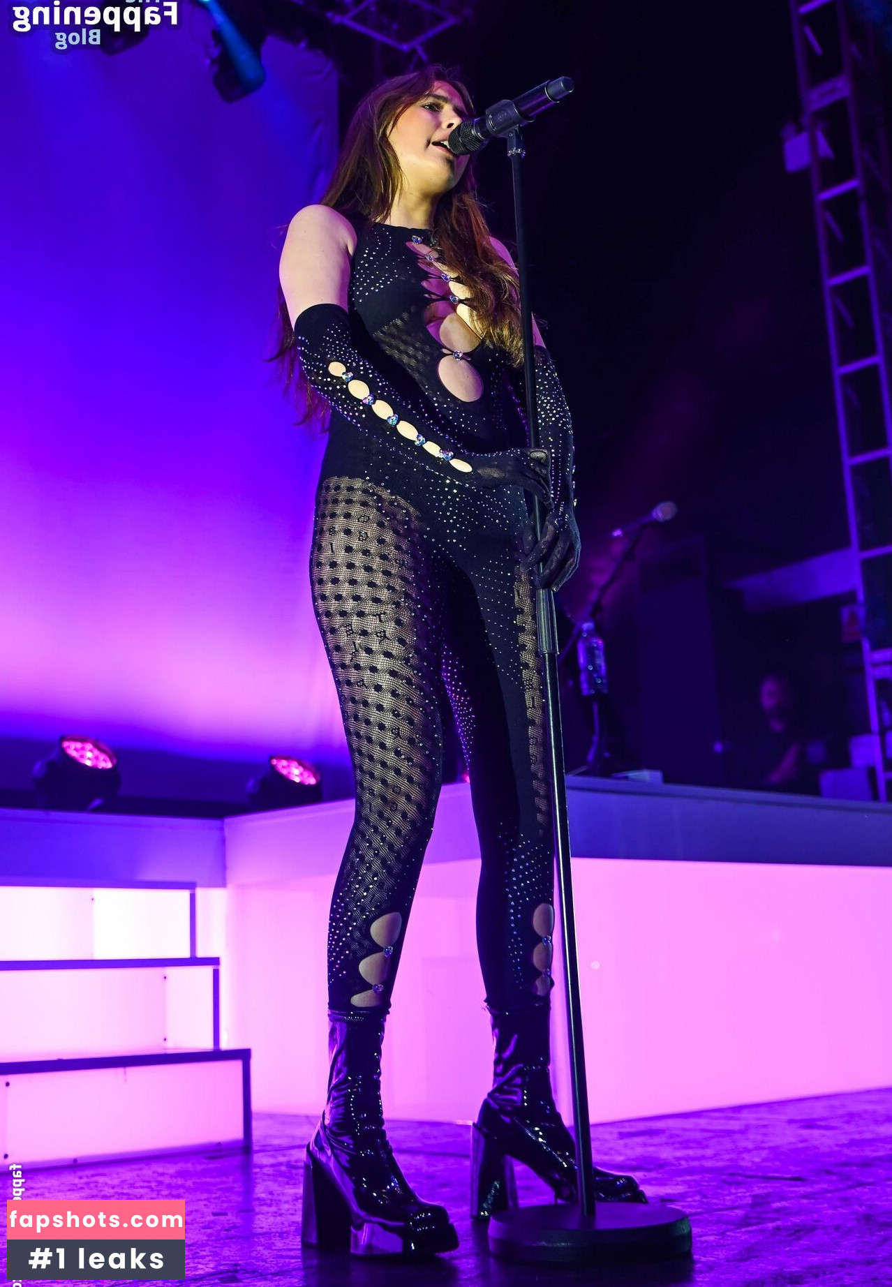 Mimi Webb gallery photo #9