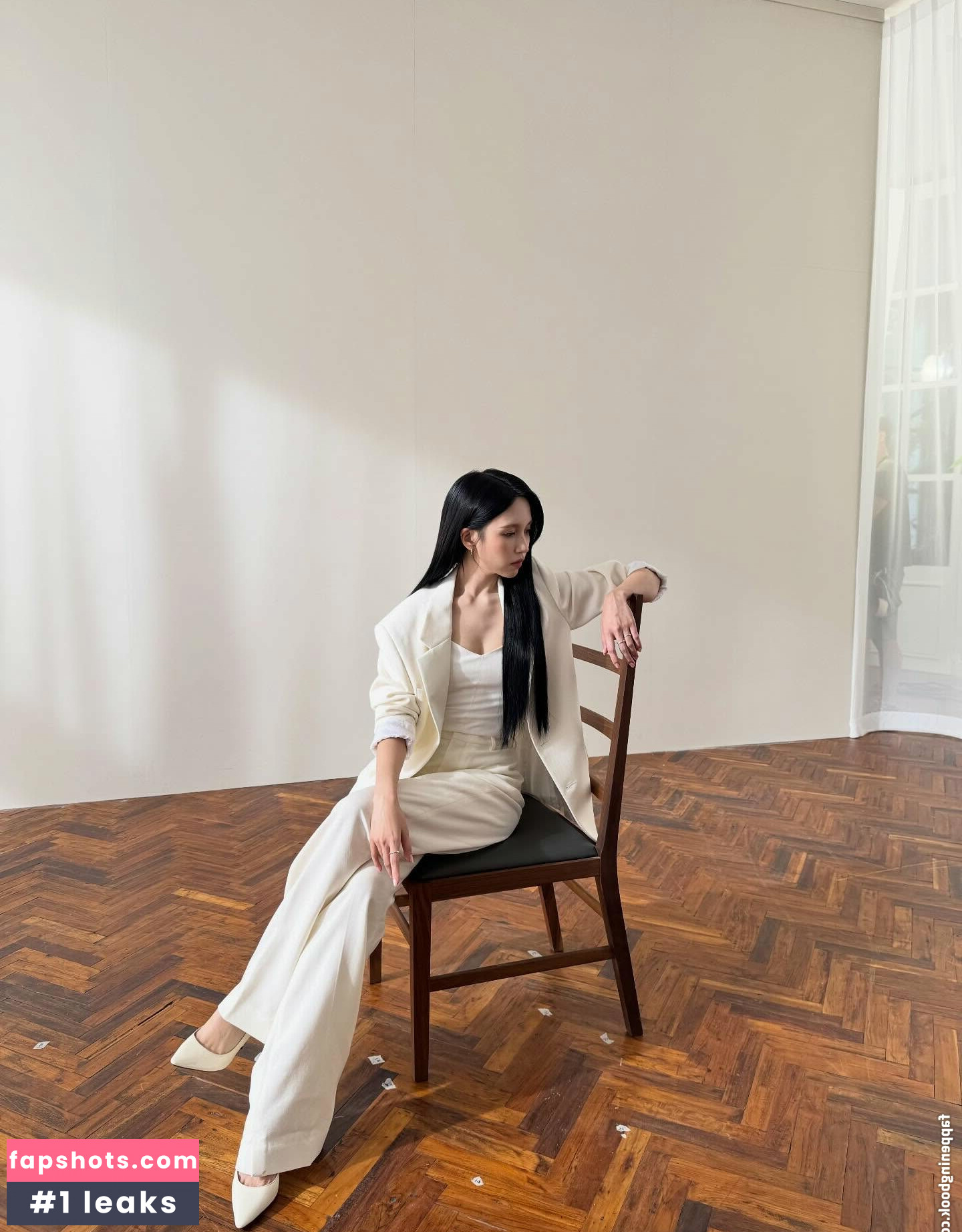 Mina Myoi gallery photo #2