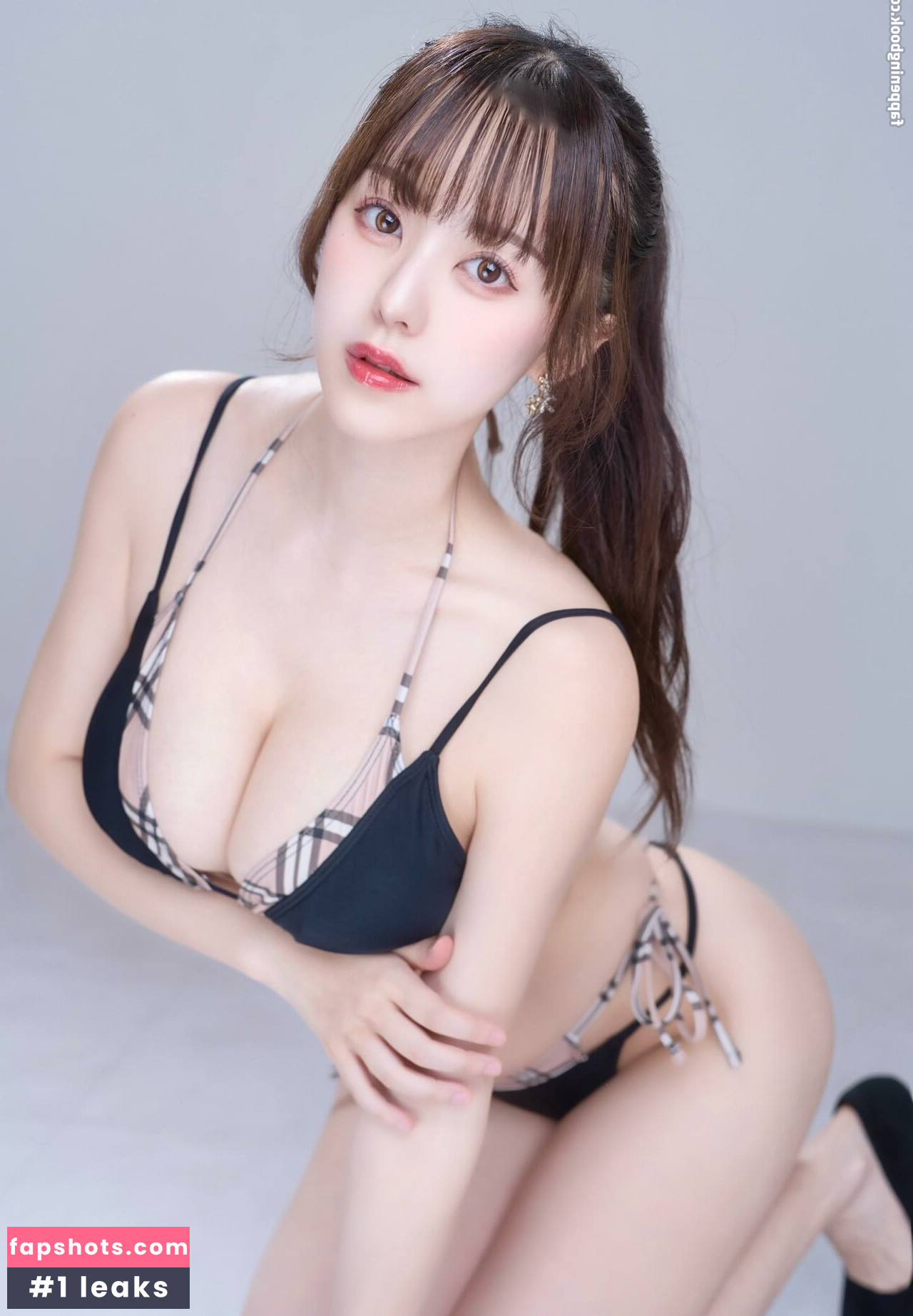 mina_pochico nude babe gallery