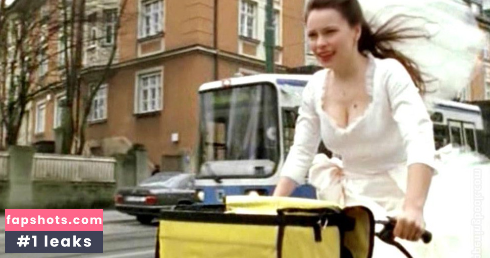 Mina Tander gallery photo #2