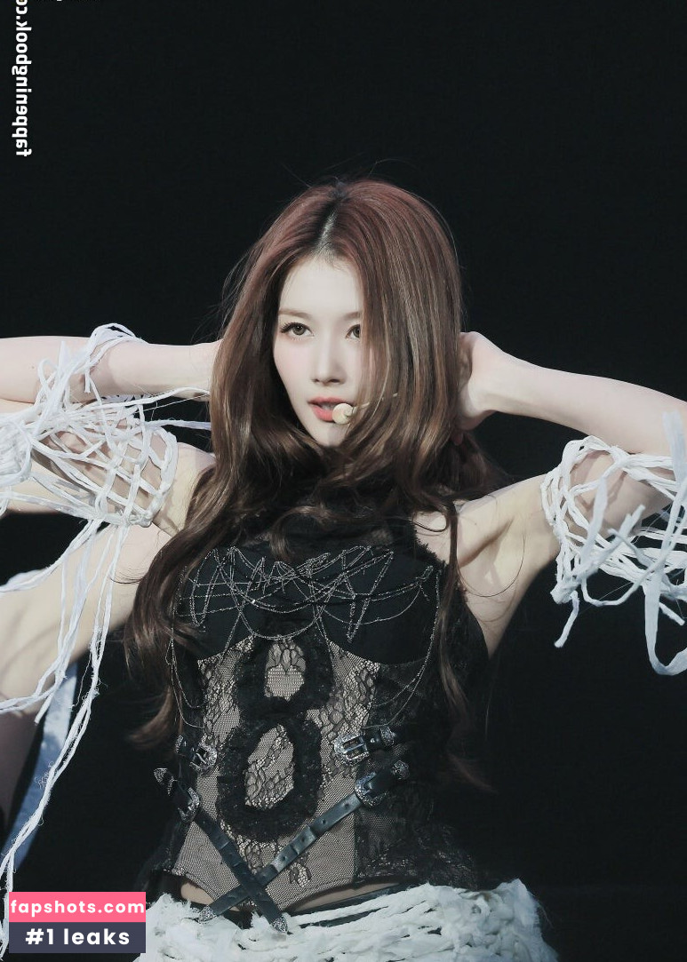 Minatozaki Sana nude babe gallery