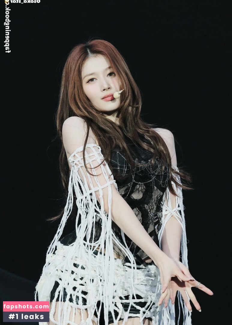 Minatozaki Sana gallery photo #3