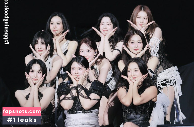 Minatozaki Sana gallery photo #4