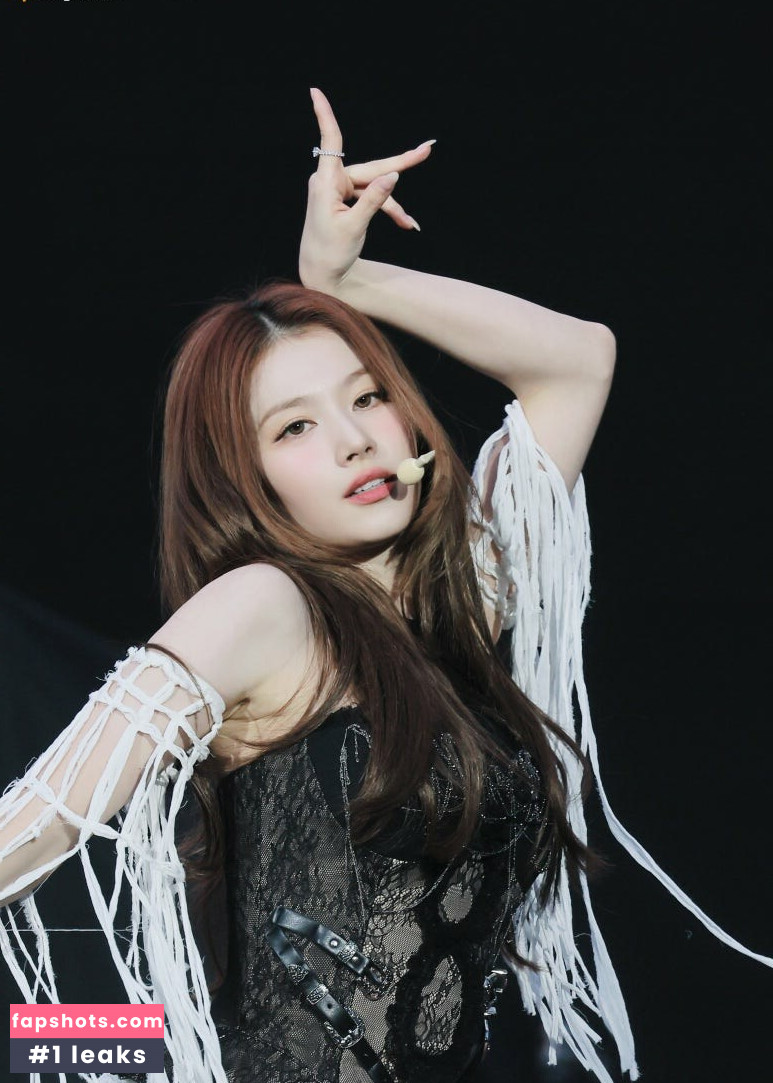 Minatozaki Sana gallery photo #6