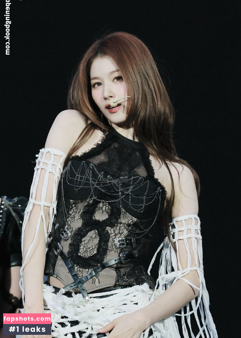 Minatozaki Sana gallery photo #7