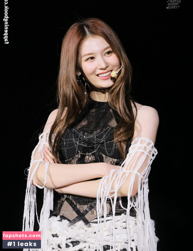 Minatozaki Sana gallery photo #8