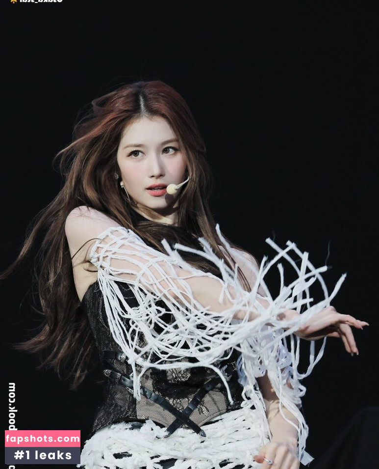 Minatozaki Sana gallery photo #10