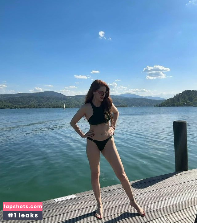 Mine Tugay gallery photo #8