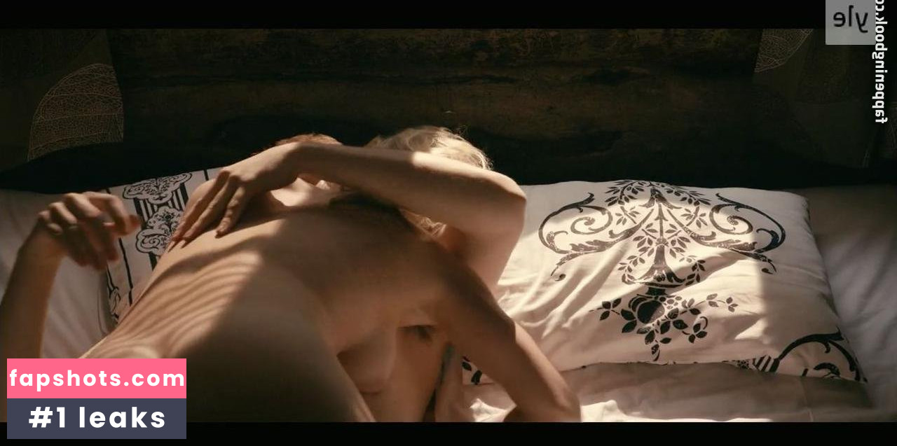 Minka Kuustonen gallery photo #7