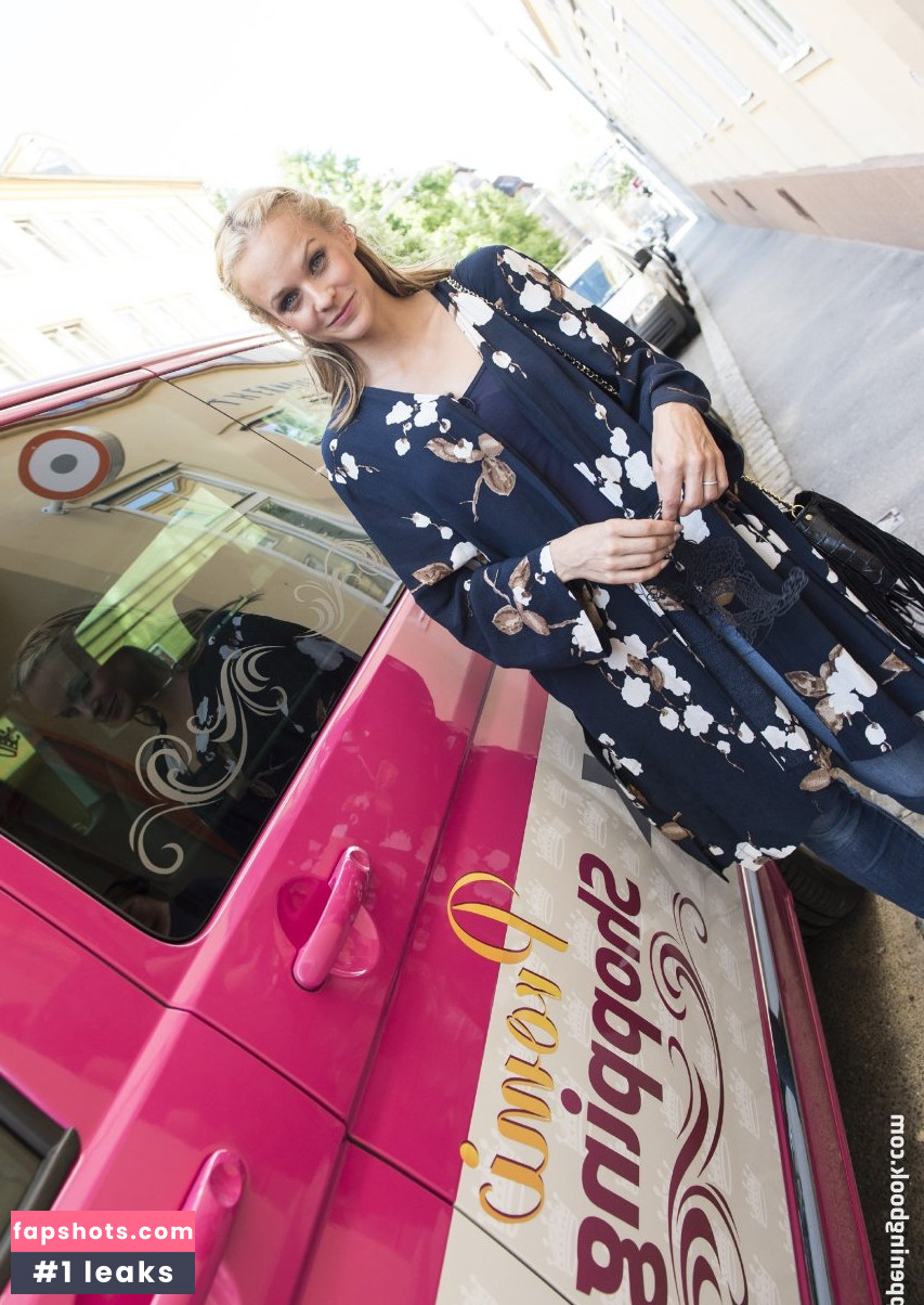 Mirjam Weichselbraun gallery photo #74