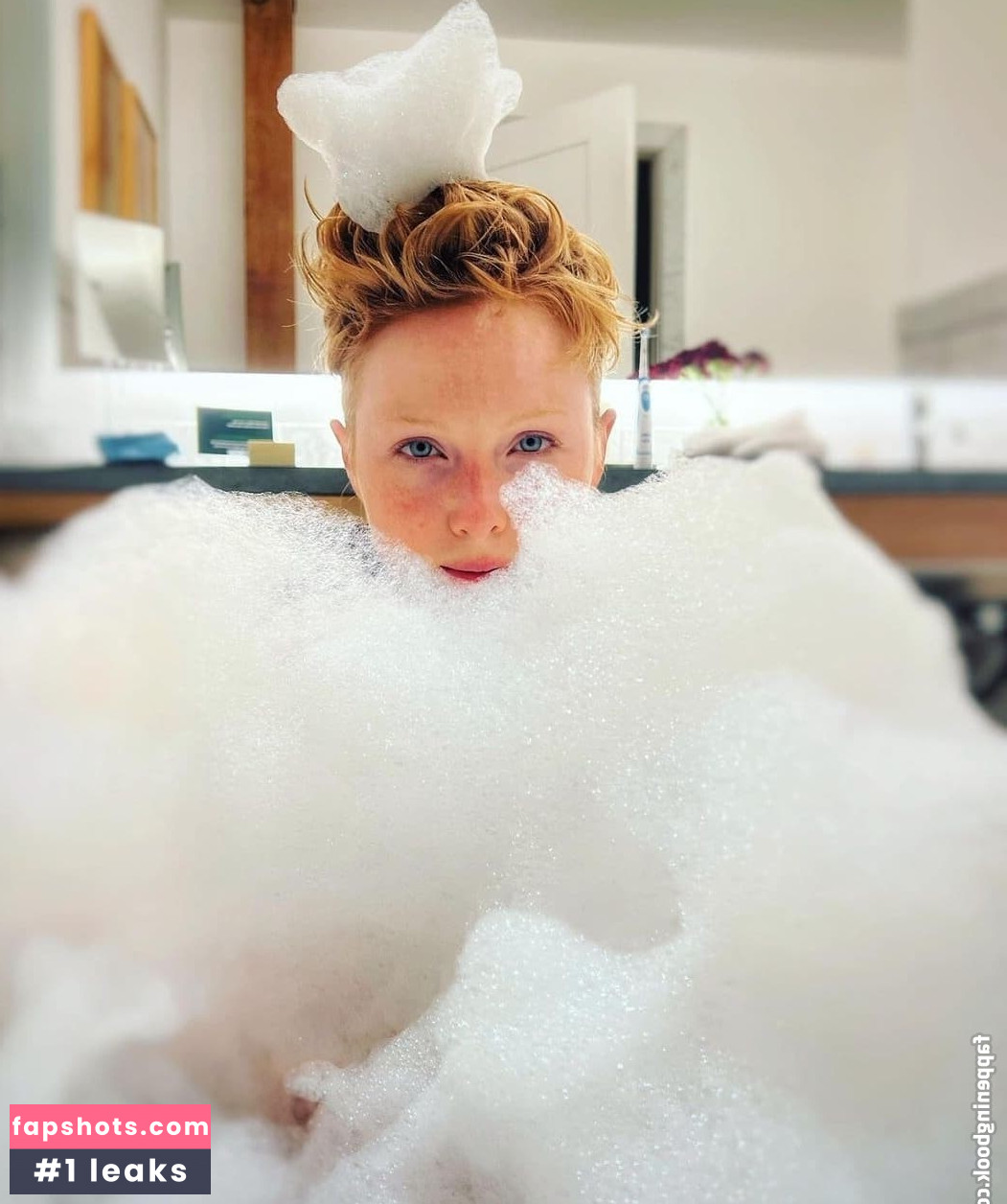 Molly C. Quinn gallery photo #43