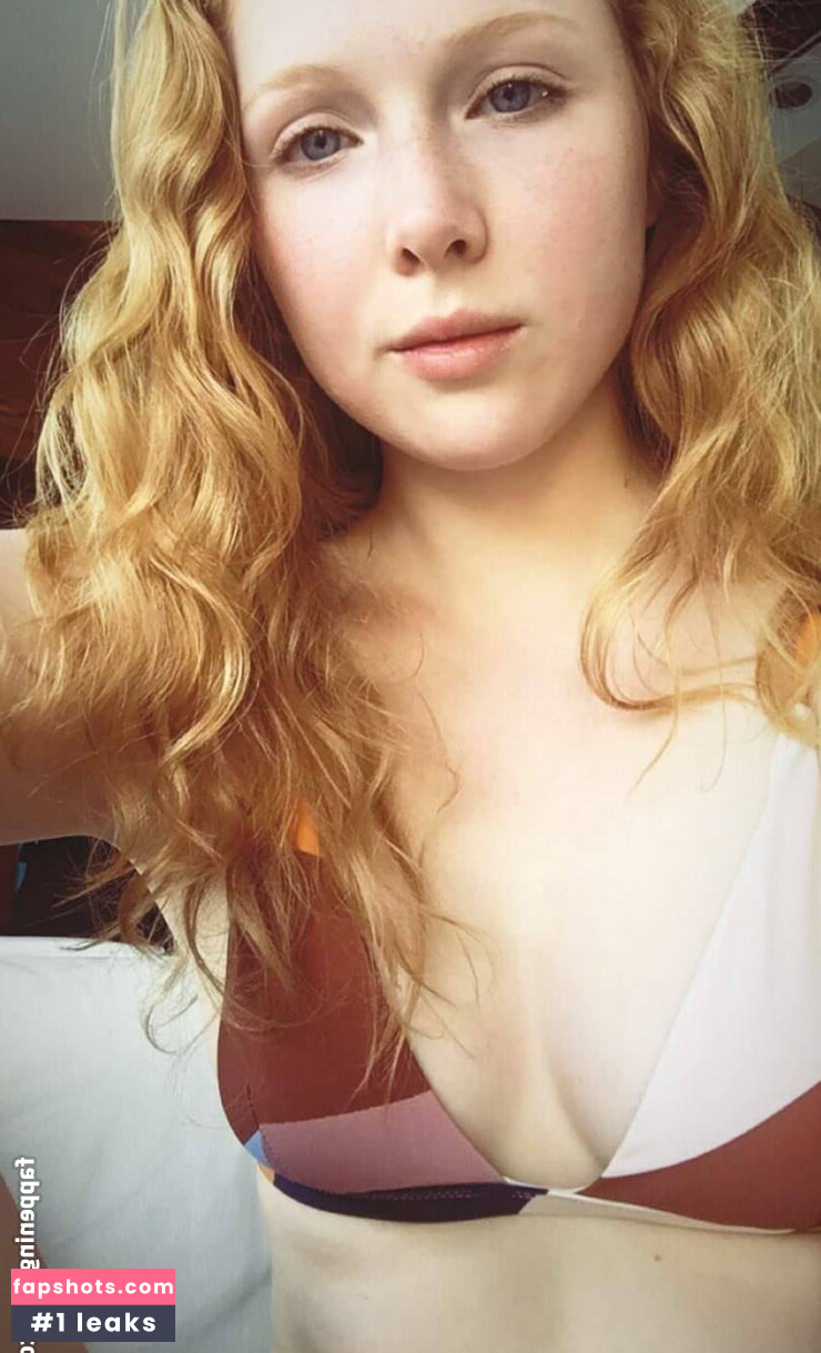 Molly C. Quinn gallery photo #46