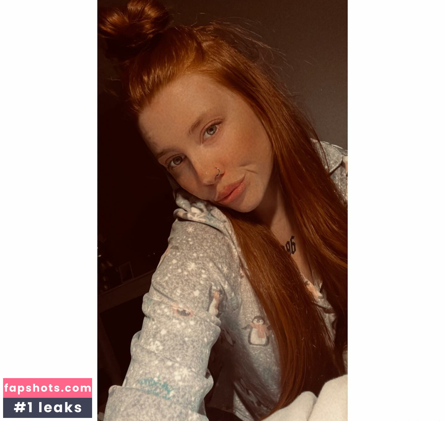 Molly Capper gallery photo #15