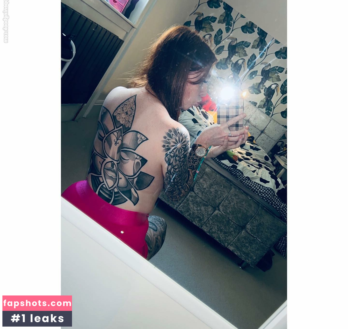 Molly Capper gallery photo #16