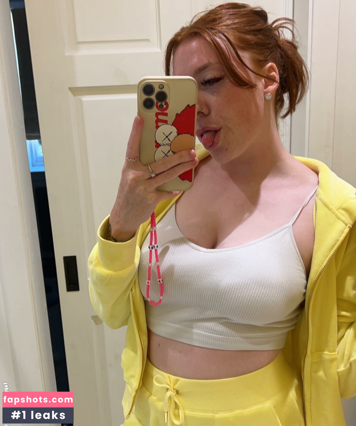 Molly Capper gallery photo #18