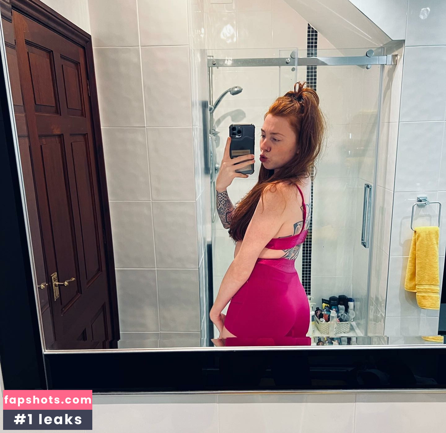 Molly Capper gallery photo #20