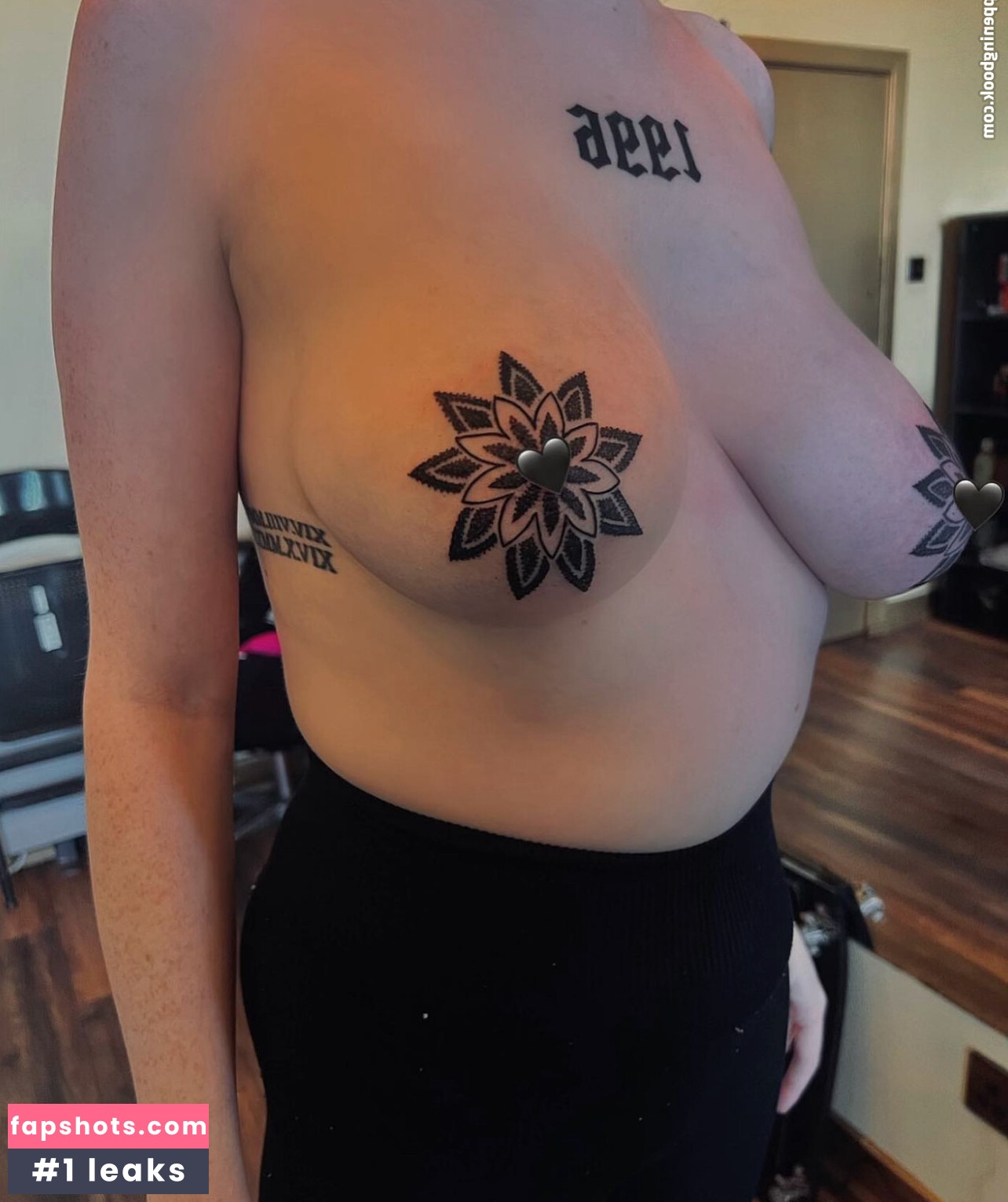 Molly Capper gallery photo #3