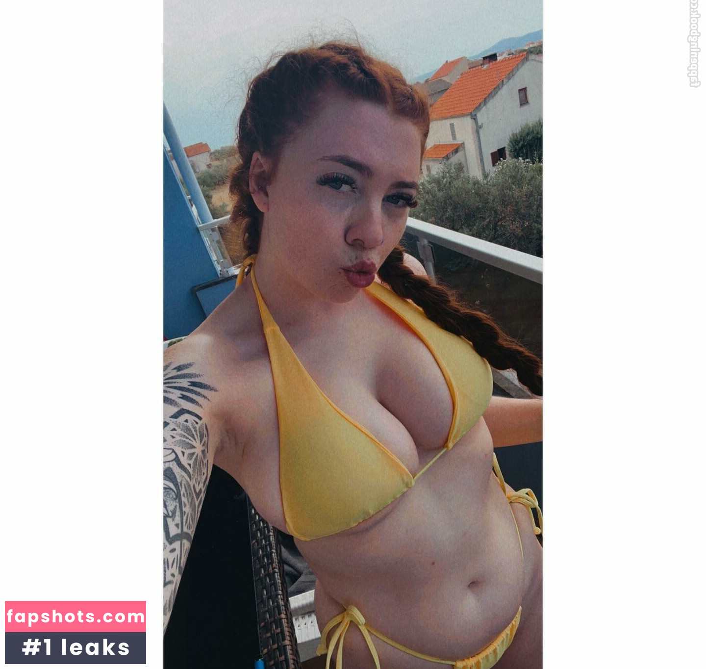 Molly Capper gallery photo #24