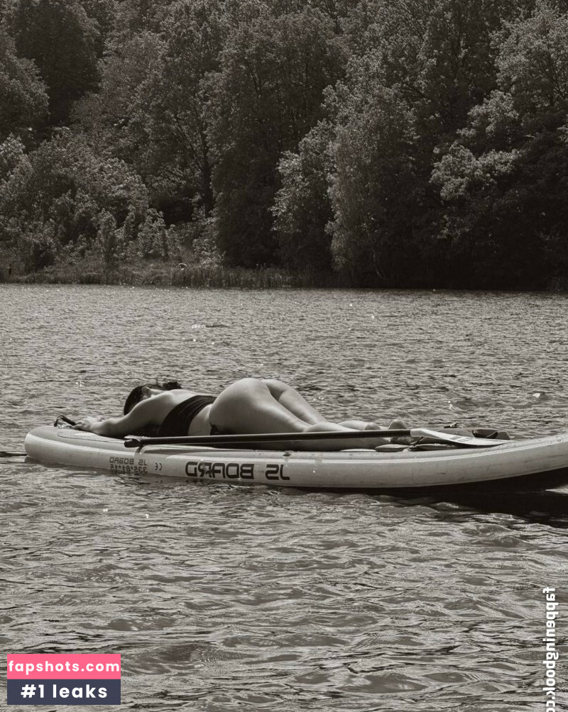 Molly Fit nude babe gallery