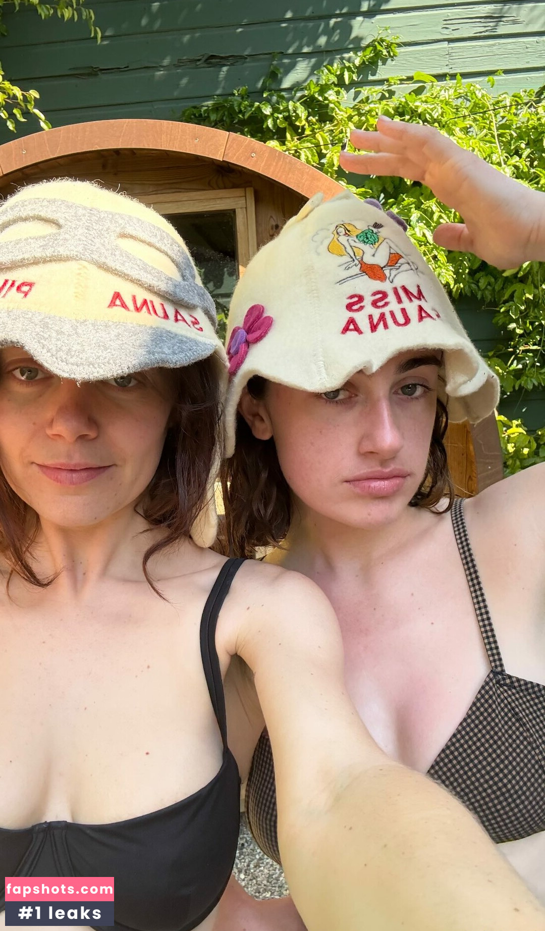 Molly Gordon gallery photo #2