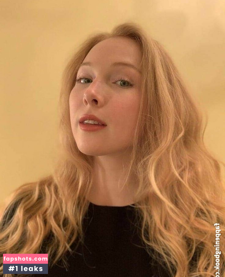 Molly Quinn gallery photo #16