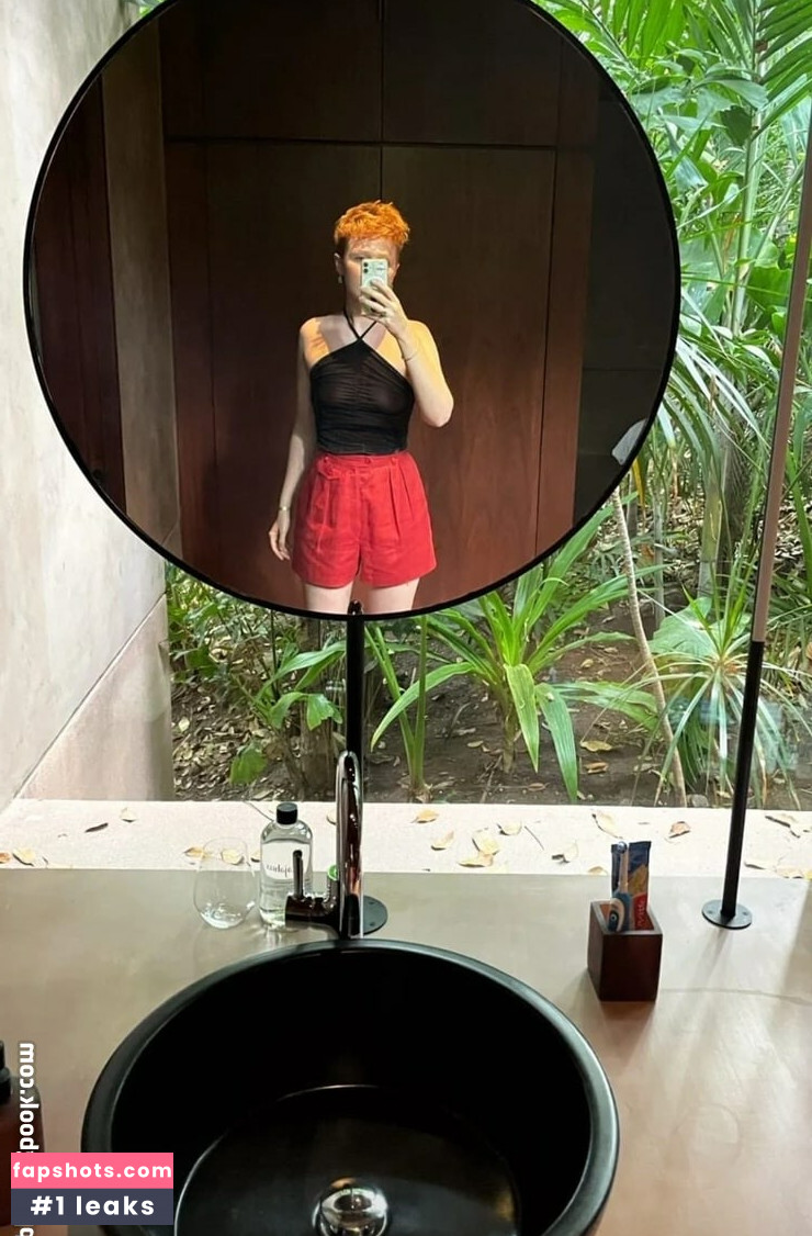 Molly Quinn gallery photo #35