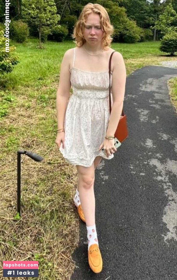 Molly Quinn nude babe gallery