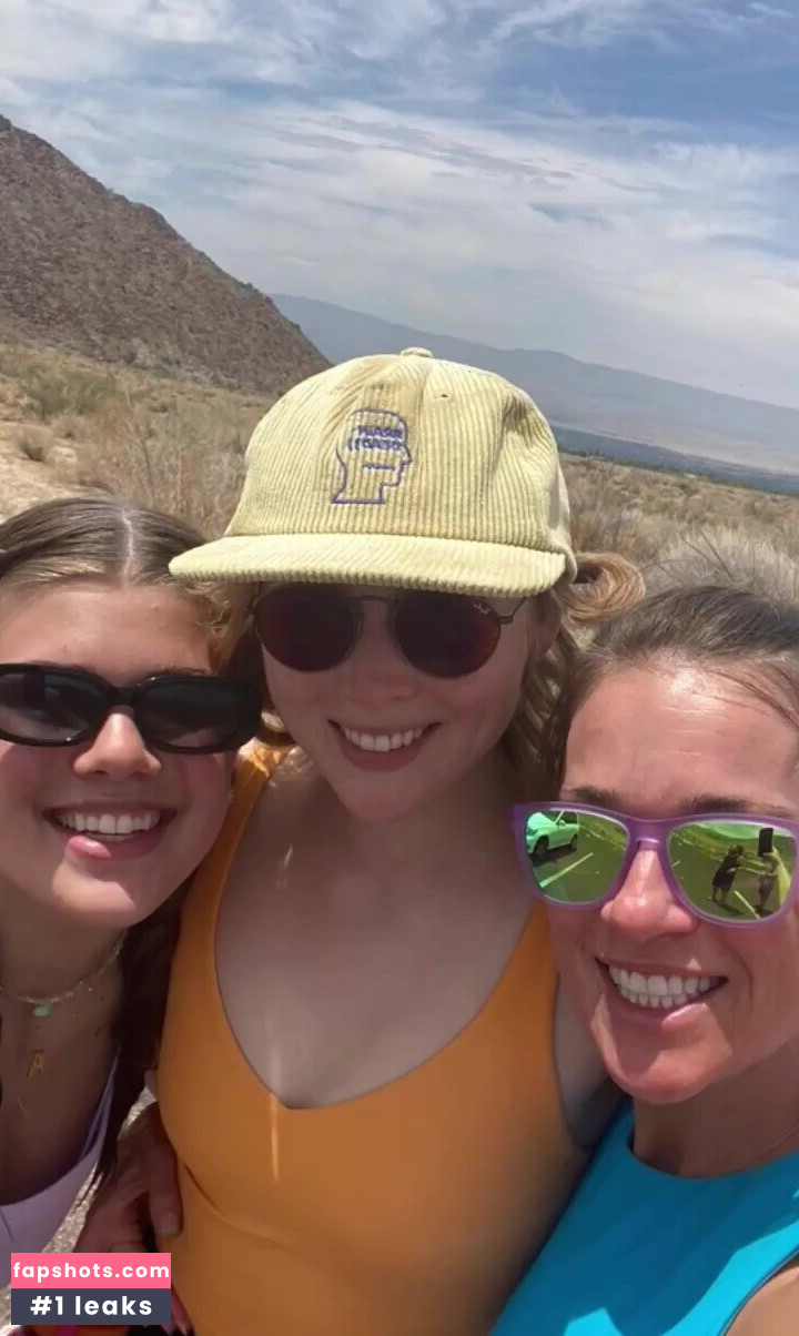 Molly Quinn gallery photo #71