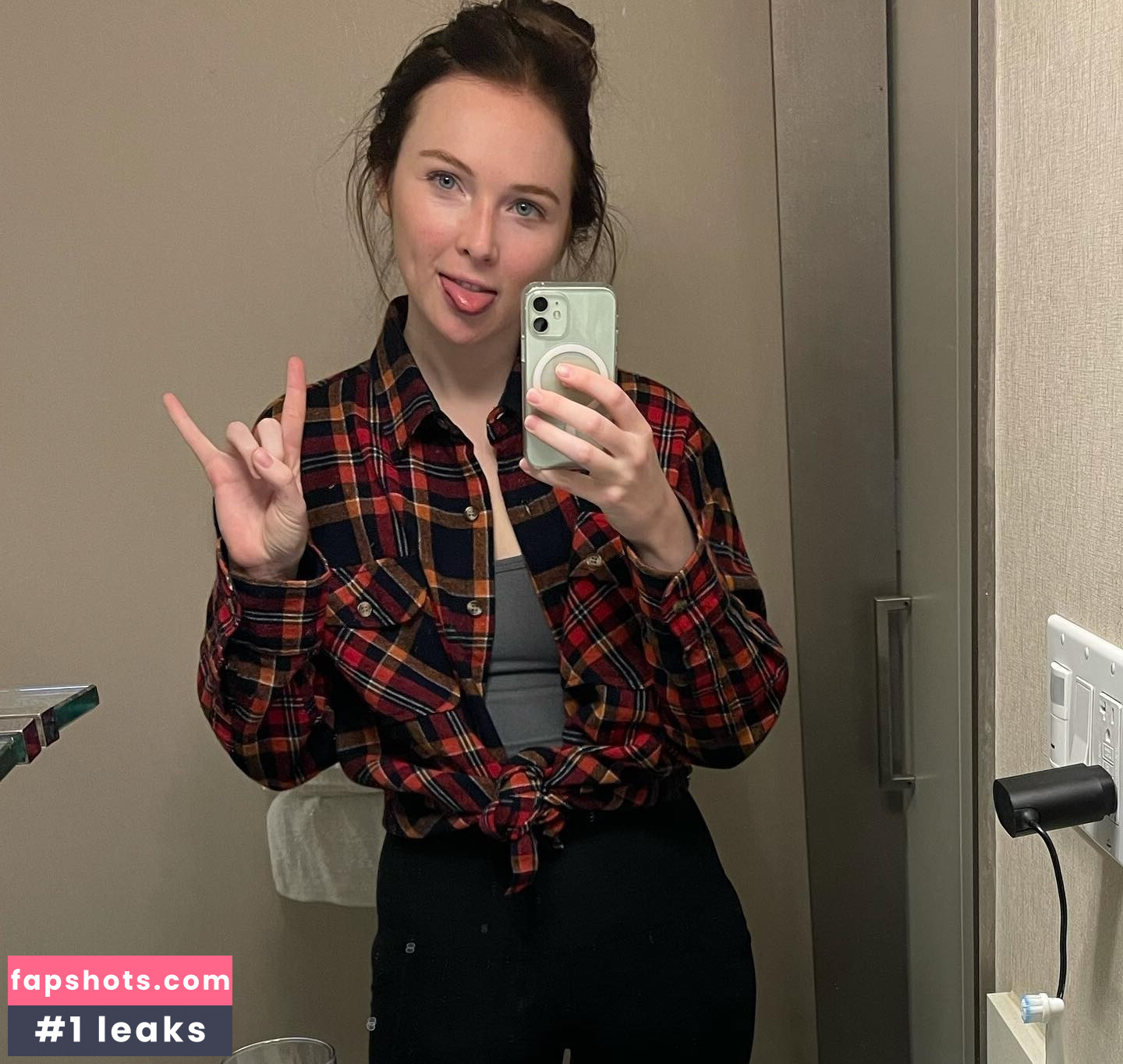 Molly Quinn gallery photo #87