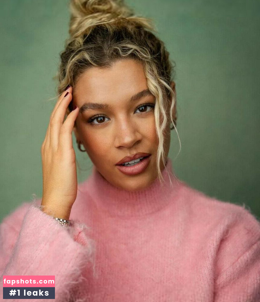 Molly Rainford gallery photo #5