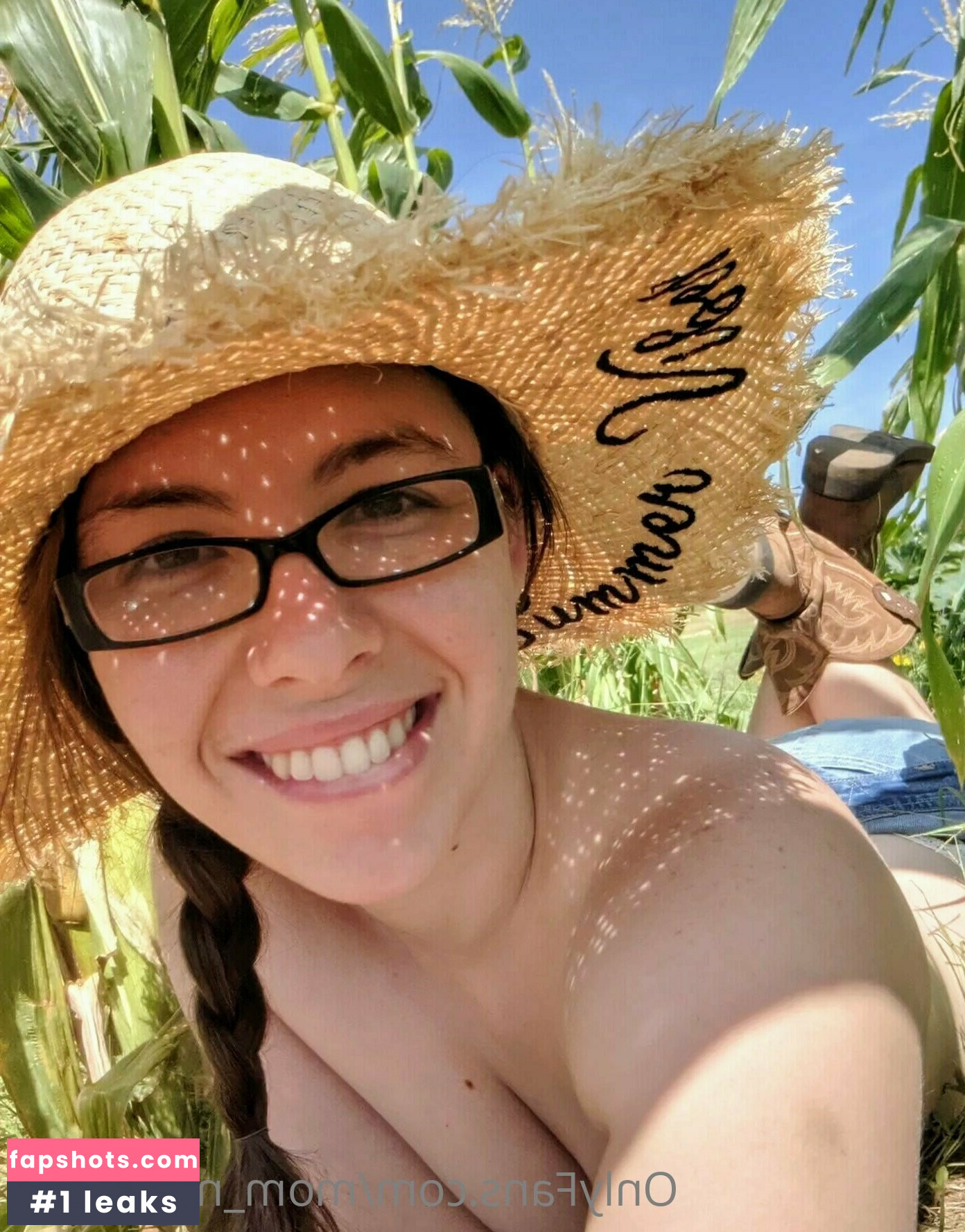 mom_next_door gallery photo #16