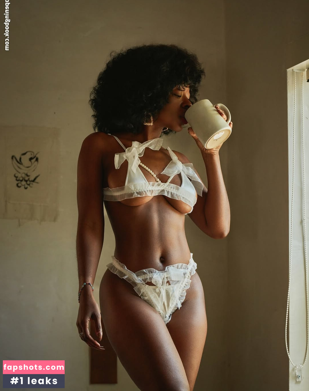 Mona Andre nude babe gallery