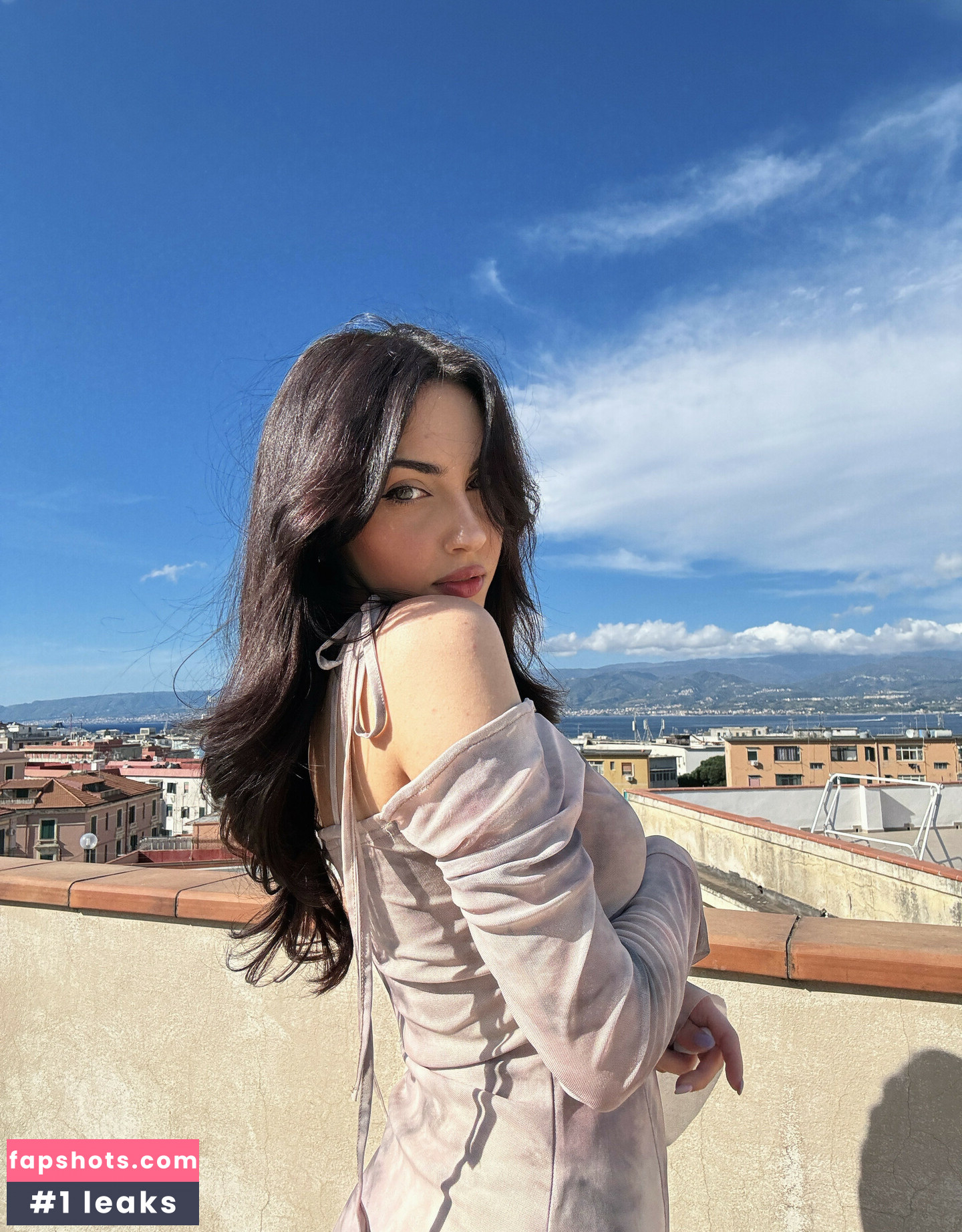 Mona Schon gallery photo #2