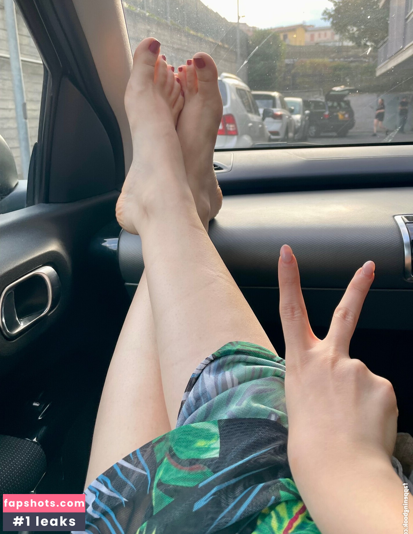 Mona Schon gallery photo #4