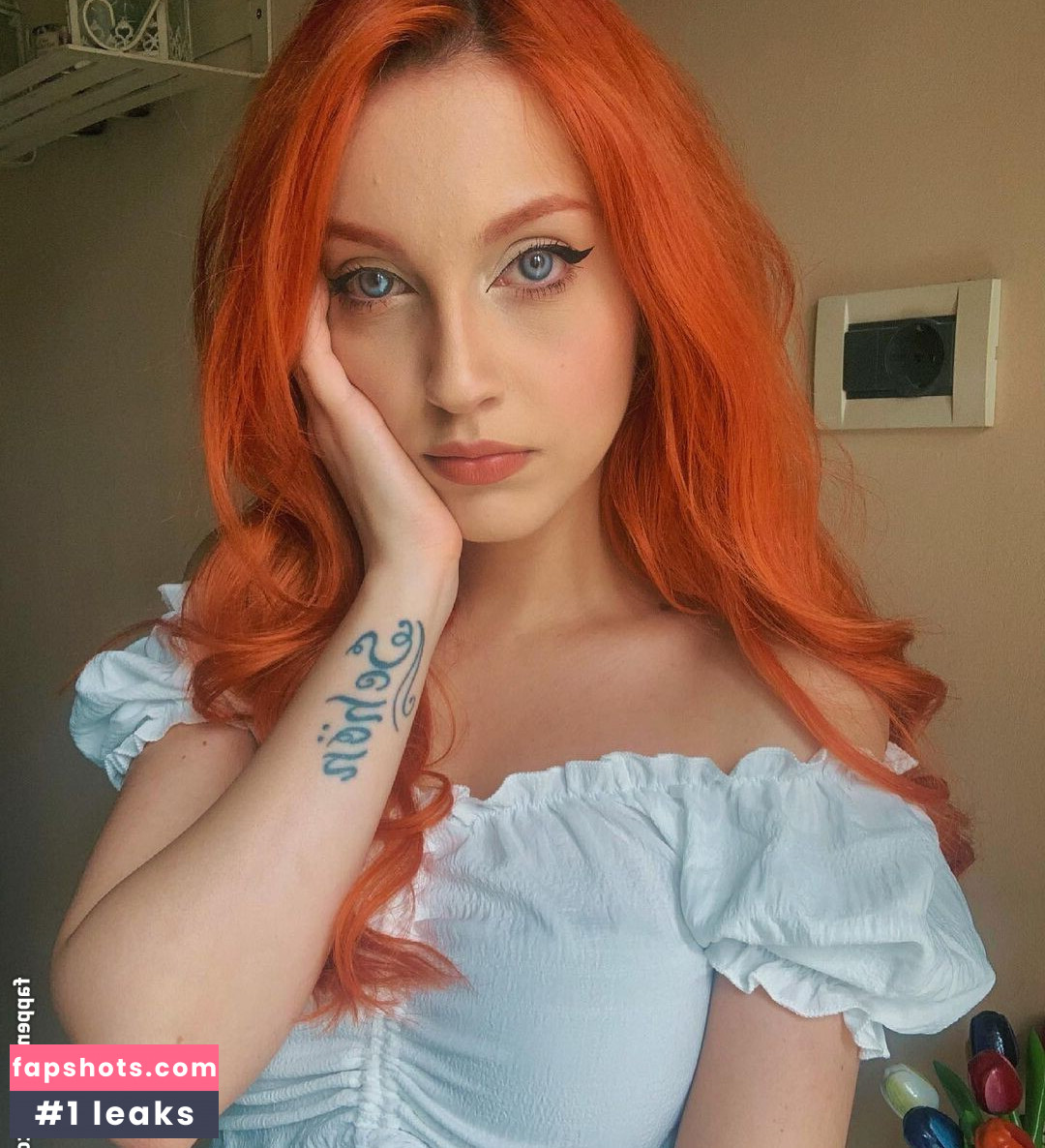 Mona Schon gallery photo #45