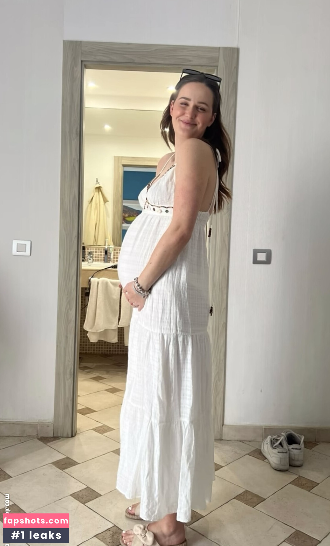 Mone Mahoni gallery photo #4