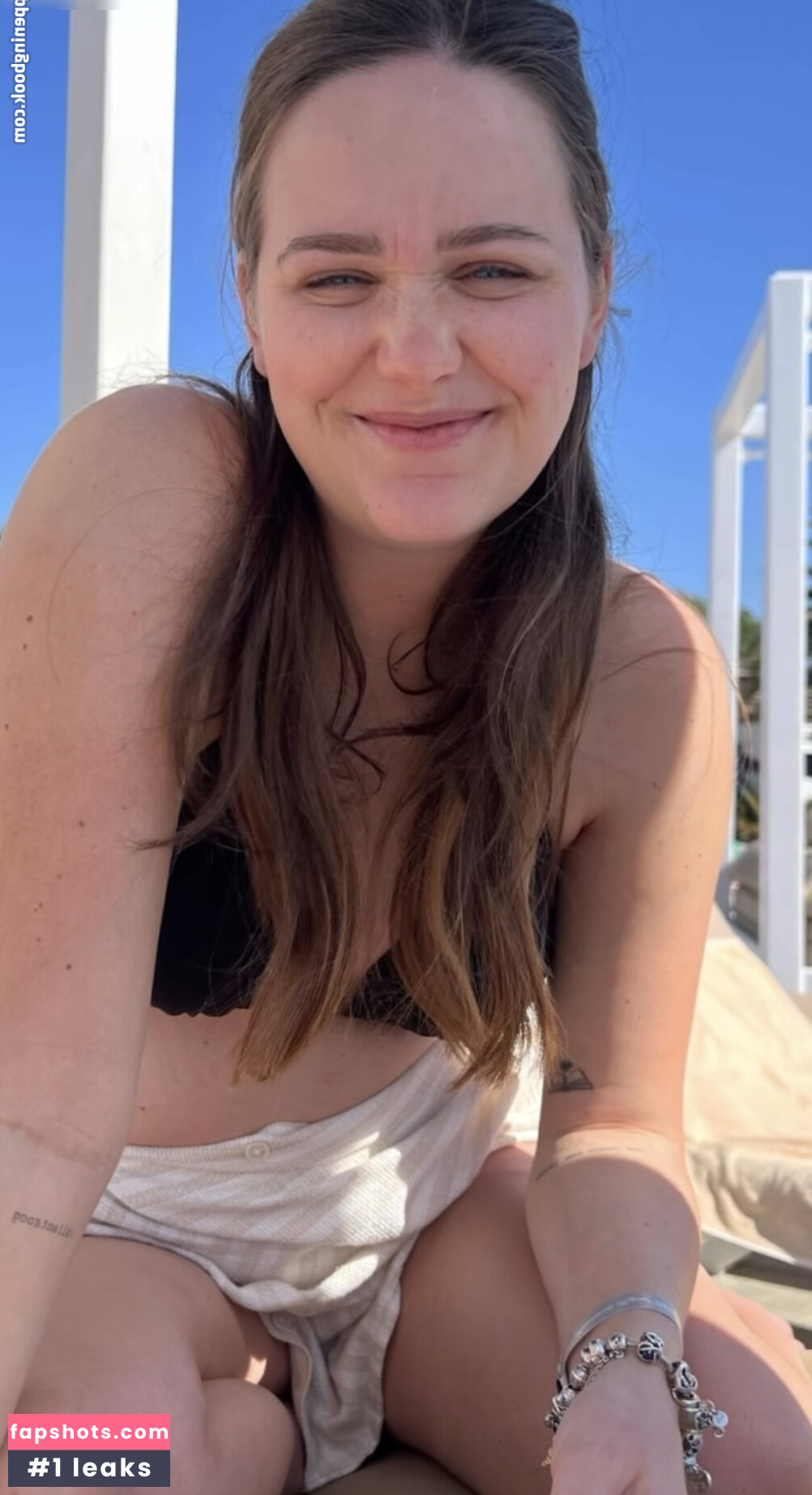 Mone Mahoni gallery photo #5