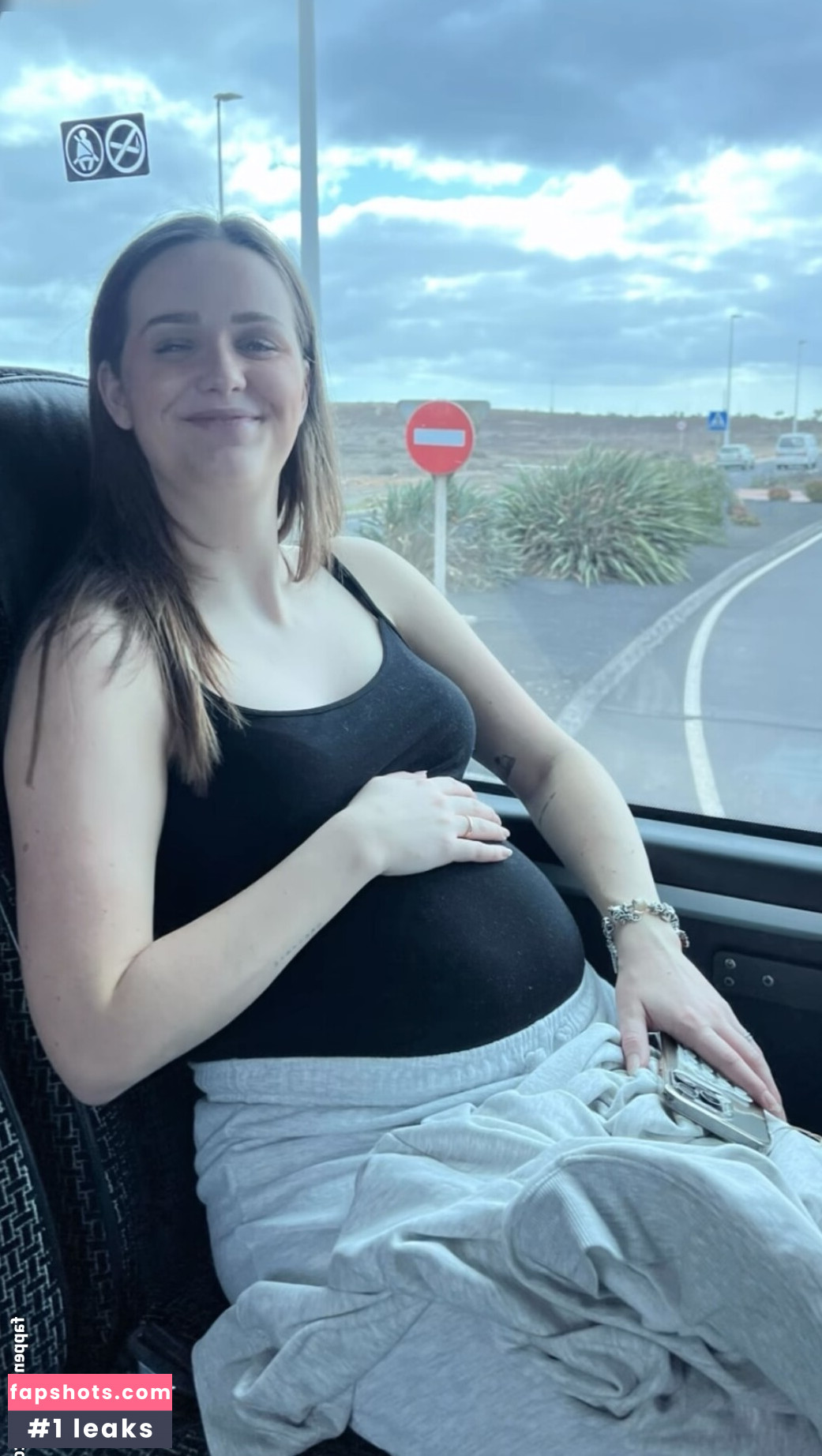 Mone Mahoni gallery photo #8